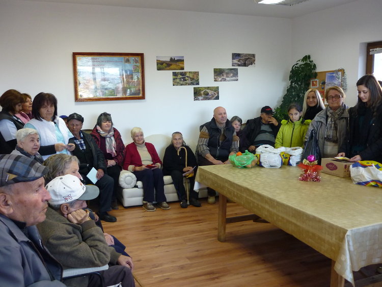 Децата от "Чисти сърца" зарадваха възрастните хора във Фатово с подаръци