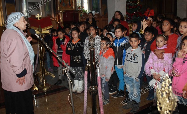 Над 500 торбички на деца раздаде димитровградската църква преди Коледа