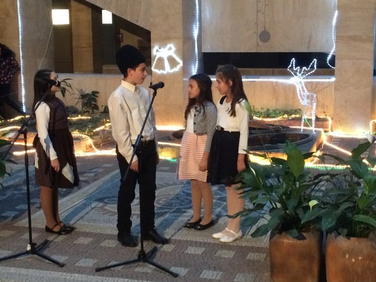  Коледари изпълниха и оживиха атриума на Областна администрация Смолян 