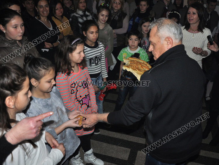 Благословиха обредните хлябове във “Васил Левски” с тамян от Божи гроб