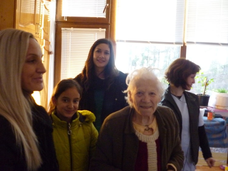 Децата от "Чисти сърца" зарадваха възрастните хора във Фатово с подаръци