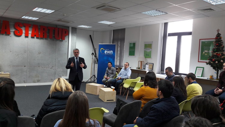 Ученици и техните преподаватели от Смолян учасваха в креативен лагер, организиран от евродепутата Владимир Уручев и JA България