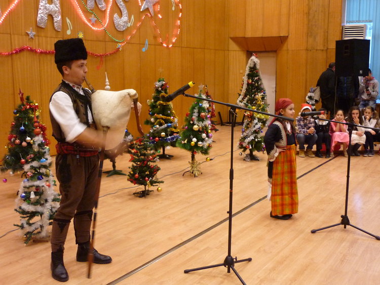 СУ „Св.св. Кирил и Методий” в Смолян награди свои таланти предколедно