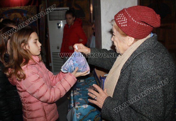 Над 500 торбички на деца раздаде димитровградската църква преди Коледа