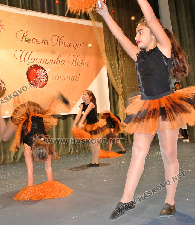 12 коледни картички оживяха на сцената на Младежкия център