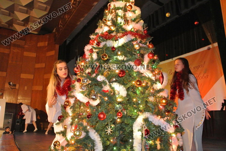 12 коледни картички оживяха на сцената на Младежкия център