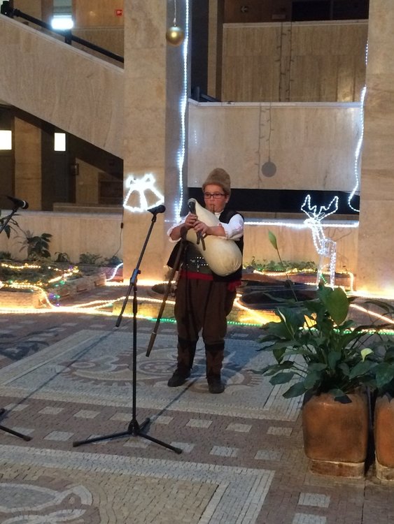  Коледари изпълниха и оживиха атриума на Областна администрация Смолян 