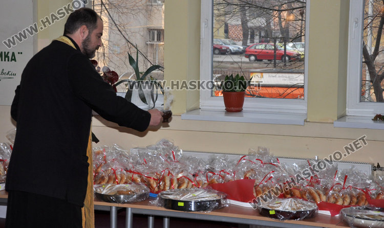 Благословиха обредните хлябове във “Васил Левски” с тамян от Божи гроб