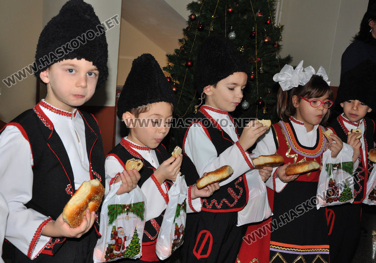 Деца налагат кмета пред шефове в общината, той ги черпи 