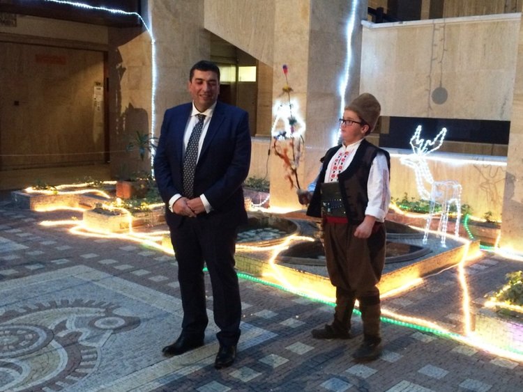  Коледари изпълниха и оживиха атриума на Областна администрация Смолян 