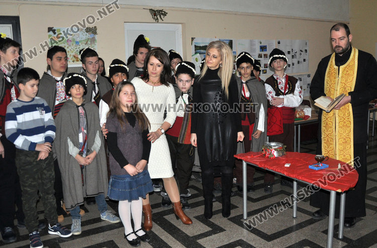 Благословиха обредните хлябове във “Васил Левски” с тамян от Божи гроб