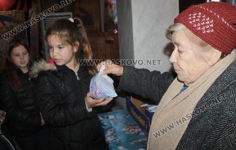 Над 500 торбички на деца раздаде димитровградската църква преди Коледа