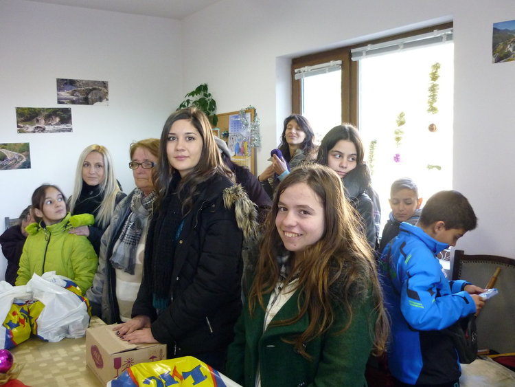 Децата от "Чисти сърца" зарадваха възрастните хора във Фатово с подаръци