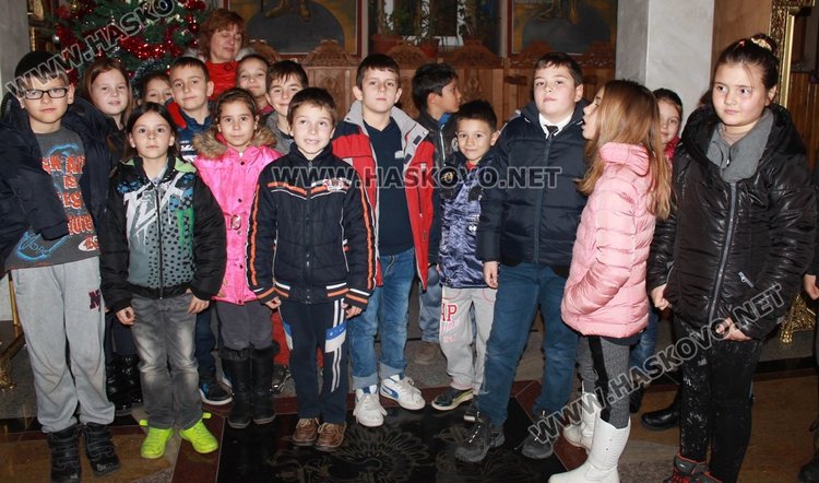 Над 500 торбички на деца раздаде димитровградската църква преди Коледа