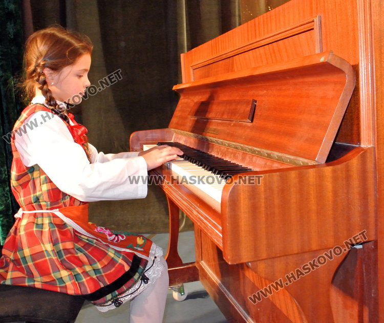 12 коледни картички оживяха на сцената на Младежкия център