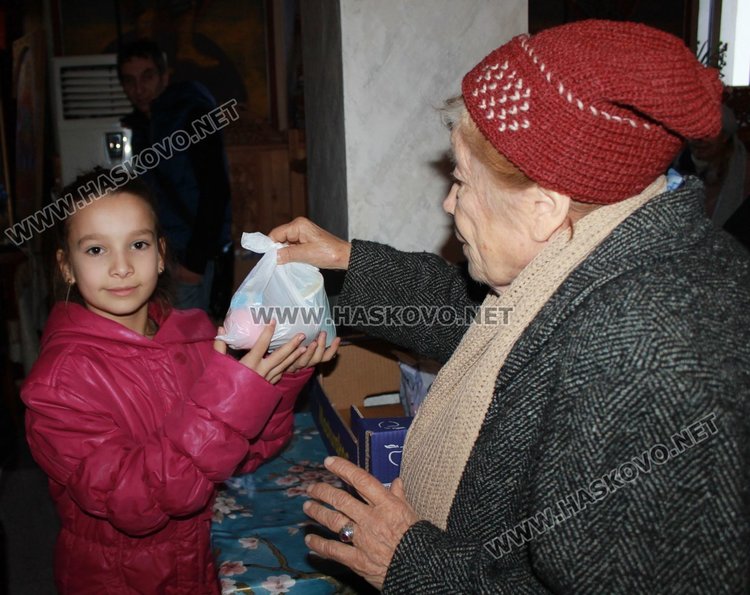 Над 500 торбички с плодове и лакомства раздадоха днес от Църковното настоятелство при храм "Св. Димитър"