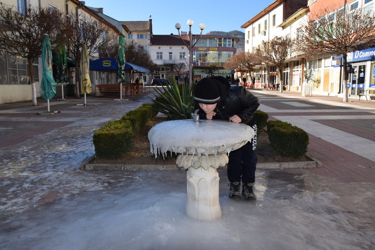 Студ скова Ардино, замръзнаха и чешмите в центъра