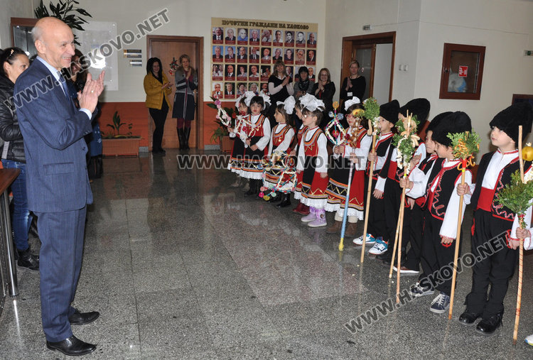 Деца налагат кмета пред шефове в общината, той ги черпи 