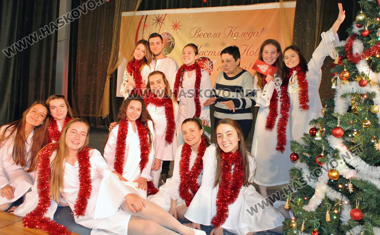 12 коледни картички оживяха на сцената на Младежкия център