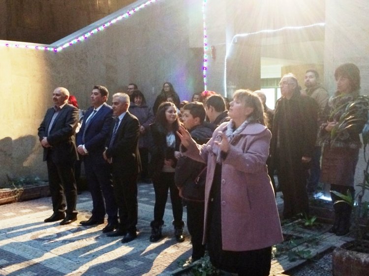  Коледари изпълниха и оживиха атриума на Областна администрация Смолян 