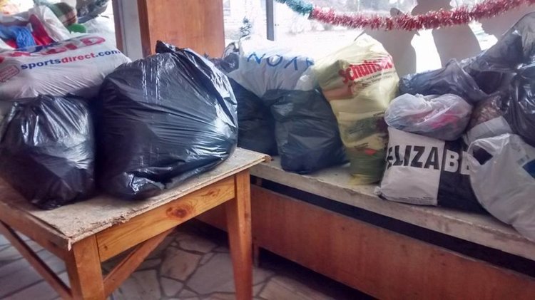Над 50 чувала с дрехи, обувки и топли завивки отпътуваха днес в помощ на пострадалите от Хитрино