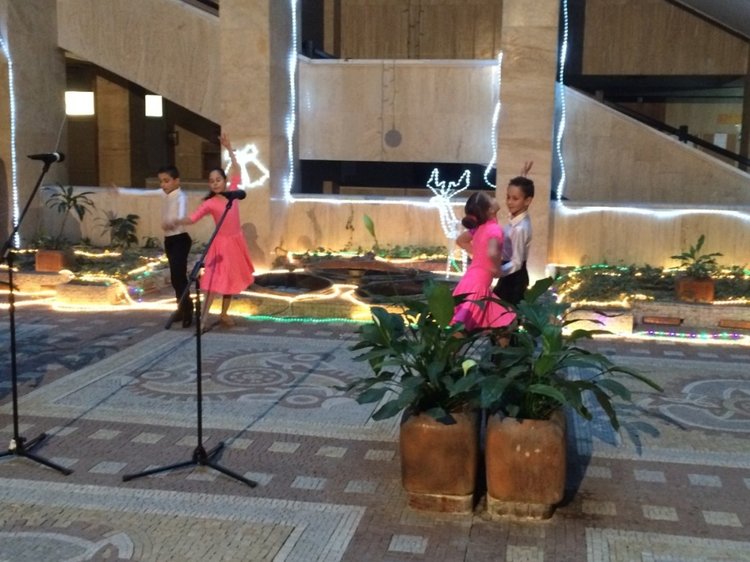  Коледари изпълниха и оживиха атриума на Областна администрация Смолян 