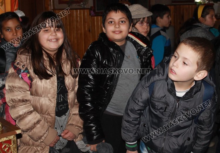 Над 500 торбички на деца раздаде димитровградската църква преди Коледа