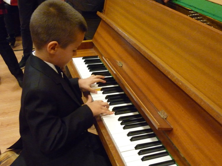 СУ „Св.св. Кирил и Методий” в Смолян награди свои таланти предколедно