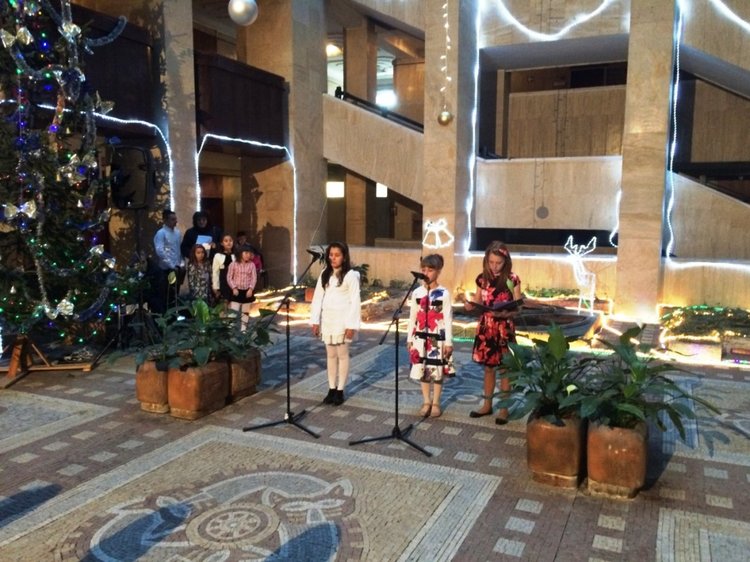  Коледари изпълниха и оживиха атриума на Областна администрация Смолян 