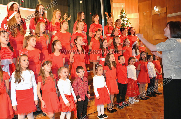 12 коледни картички оживяха на сцената на Младежкия център