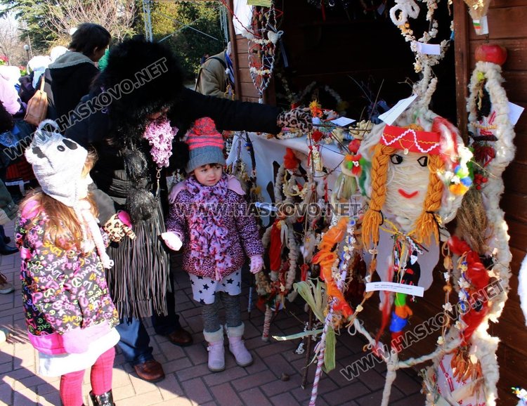 Дариха средствата от базара за сурвачки за лечението на Георги и Алекс