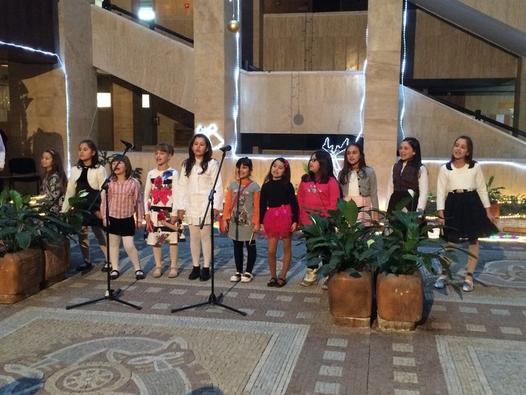  Коледари изпълниха и оживиха атриума на Областна администрация Смолян 