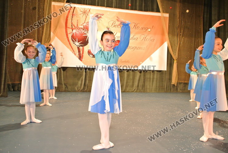 12 коледни картички оживяха на сцената на Младежкия център