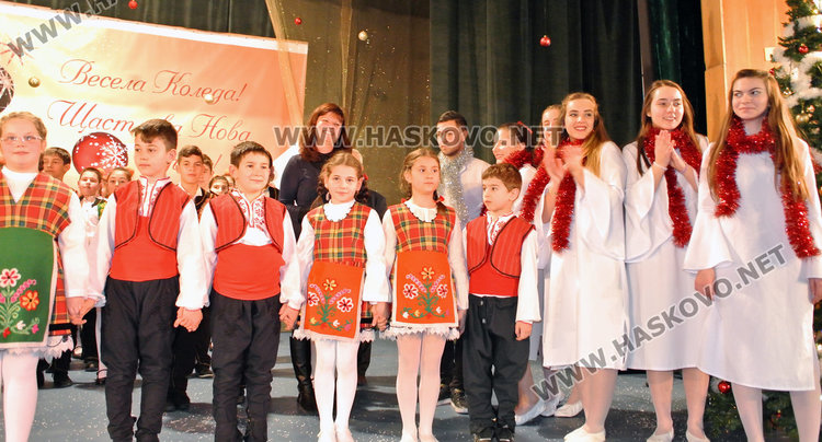 12 коледни картички оживяха на сцената на Младежкия център