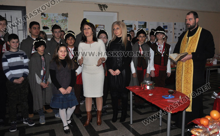 Благословиха обредните хлябове във “Васил Левски” с тамян от Божи гроб