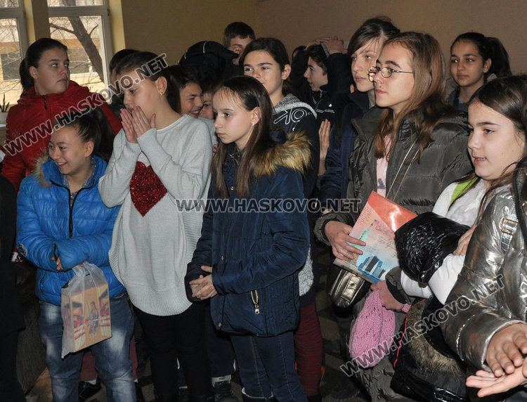 Благословиха обредните хлябове във “Васил Левски” с тамян от Божи гроб