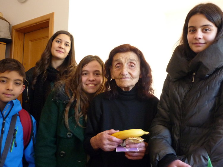 Децата от "Чисти сърца" зарадваха възрастните хора във Фатово с подаръци