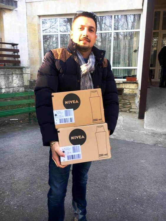 Младежи от Ротаракт зарадваха възрастните на Кенана с козметика и музика