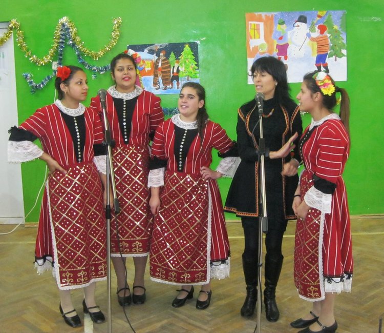 Традиционният коледен концерт под надслов „Коледа- щедра и добра” бе организиран в димитровградското СУ "Васил Левски"