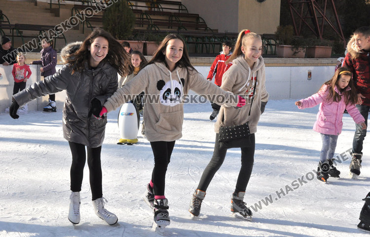 Ледената пързалка се напълни с деца, учат се на кънки с нови тренажори