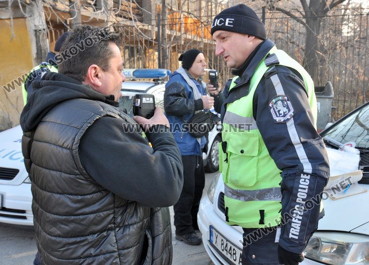 Полицията дебне за пияни шофьори, тестват с два дрегера едновременно
