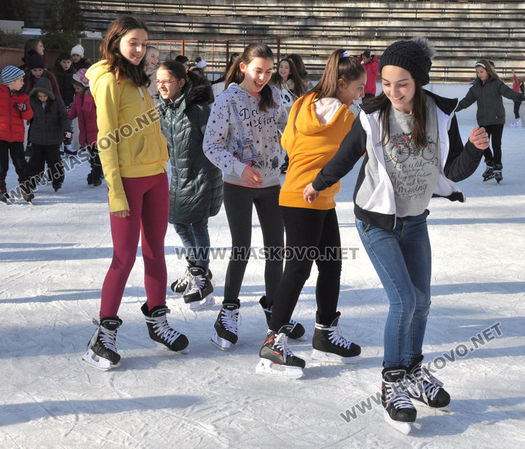 Ледената пързалка се напълни с деца, учат се на кънки с нови тренажори