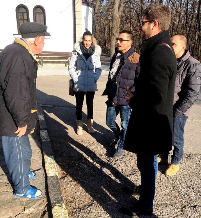 Младежи от Ротаракт зарадваха възрастните на Кенана с козметика и музика