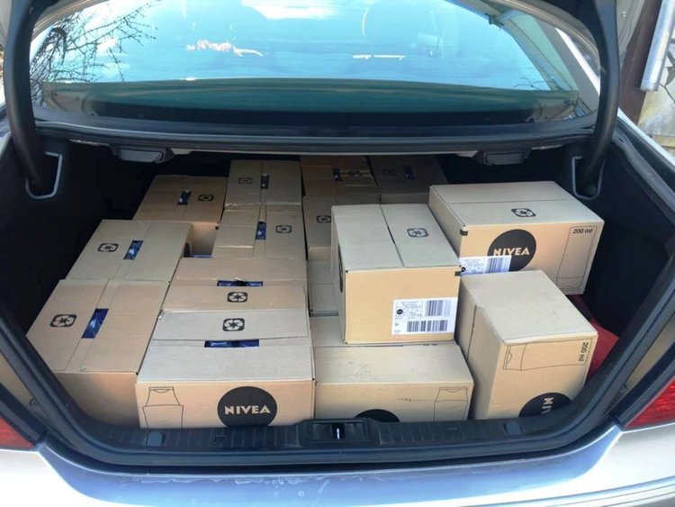 Младежи от Ротаракт зарадваха възрастните на Кенана с козметика и музика