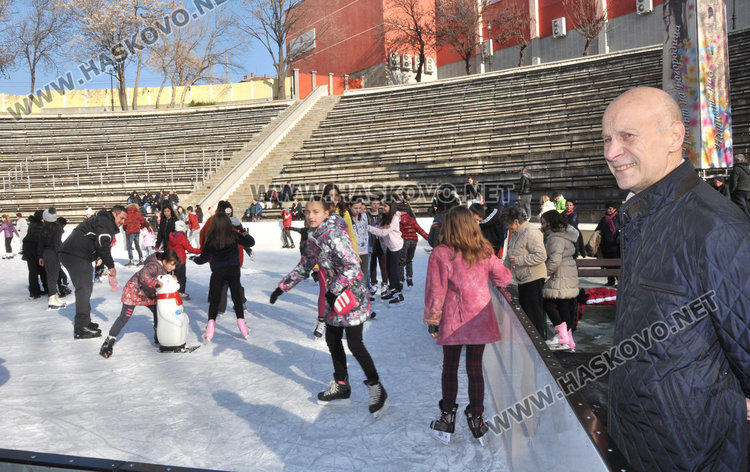 Ледената пързалка се напълни с деца, учат се на кънки с нови тренажори