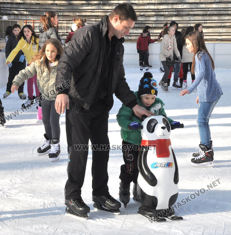 Ледената пързалка се напълни с деца, учат се на кънки с нови тренажори