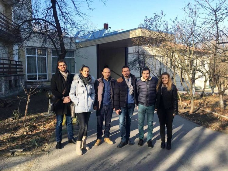 Младежи от Ротаракт зарадваха възрастните на Кенана с козметика и музика