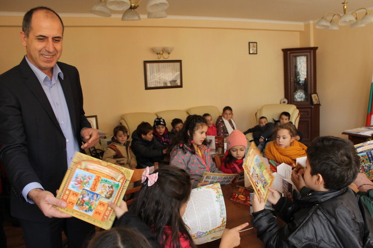 Първокласници гостуваха на Илия Илиев,получиха книжки за Коледа