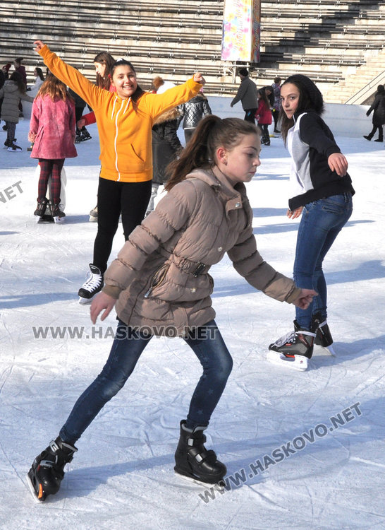 Ледената пързалка се напълни с деца, учат се на кънки с нови тренажори