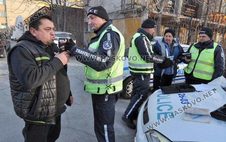 Полицията дебне за пияни шофьори, тестват с два дрегера едновременно